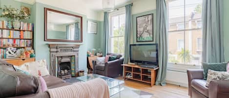 Televisión, reproductor de DVD, oficina