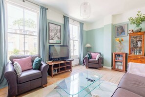 テレビ、DVD プレーヤー、書斎 / ワークスペース