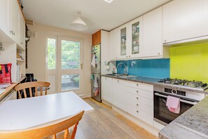 Fridge, microwave, oven, stovetop - Charming 2BD Flat with Roof Terrace, North London (Greater London)