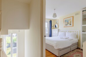 2 bedrooms, iron/ironing board, Internet, bed sheets - Charming 2BD Flat with Roof Terrace, North London (Greater London)