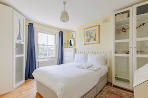 2 bedrooms, iron/ironing board, Internet, bed sheets