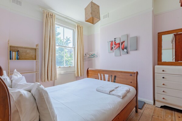 2 bedrooms, iron/ironing board, internet, bed sheets