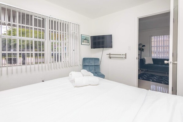 3 habitaciones, tabla de planchar con plancha, wifi y ropa de cama