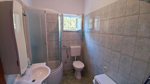 Apartment (One-Bedroom Apartment With Terrace (A) | Bathroom | Shower, towels