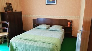 3 chambres, fer et planche Ă repasser