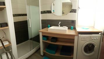 Een douche, een haardroger, zeep, toiletpapier