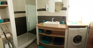 Douche, sĂšche-cheveux, savon, papier toilette