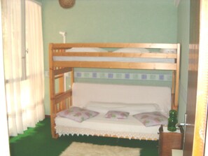 3 slaapkamers, een bureau, een strijkplank/strijkijzer