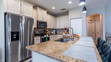 House, 3 Bedrooms, Accessible, Smoking | Interior