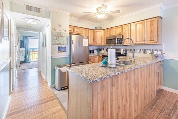 Réfrigérateur, four à micro-ondes, un four, surface de cuisson