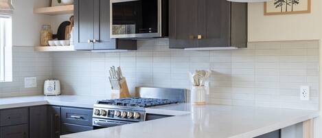 Kylskåp, mikrovågsugn, ugn och spishäll