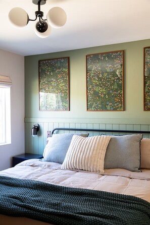 2 slaapkamers, een strijkplank/strijkijzer, reisbedje, gratis wifi