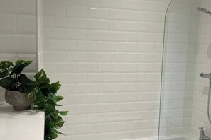 Dusche, Haartrockner, Handtücher, Seife