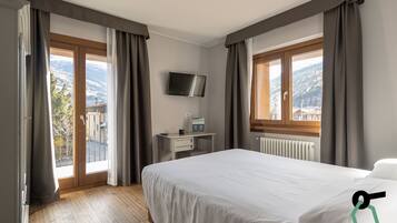 Dobbeltværelse - balkon | Pengeskab på værelset, baby-/barnesenge (tillægsgebyr), gratis Wi-Fi