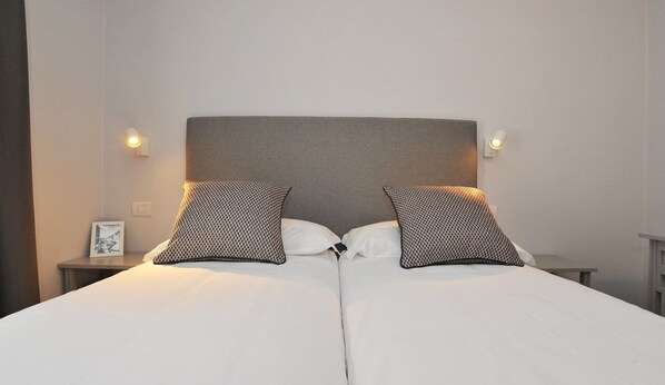 Quarto casal, sacada | Cofres nos quartos, berços (sobretaxa), Wi-Fi de cortesia, roupa de cama