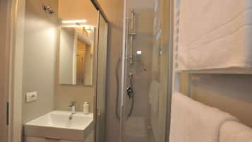 Double Room, Balcony | Bathroom | Shower, bidet