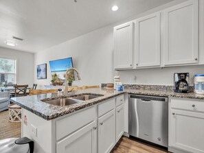 Fridge, microwave, oven, stovetop - 🐟🌊30A-Walk to the Beach Access-Pool-Fitness Center-Hidden Lakes 112☀️🌴 (Santa Rosa Beach)
