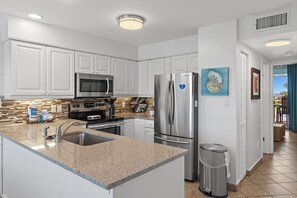 Kjøleskap, mikrobølgeovn, ovn og kokeplater