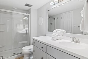 Shower, towels - 🐾️Pet Friendly ~ Beach View - Pool ~ Blue Surf 5☀️ (Miramar Beach)