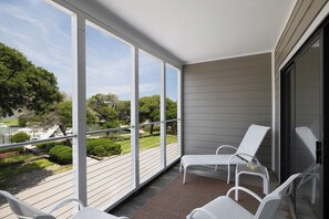 Terrace/patio - Westport D-2: Soundfront Condo 3 Bedrooms 3 Full Baths in Pine Knoll Shores (Pine Knoll Shores)