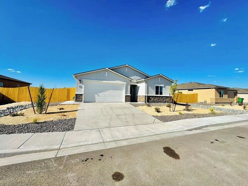 Fernley House/ 4BR/6 Beds, Pets Welcome!