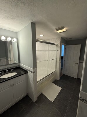 Sèche-cheveux, serviettes fournies, savon, shampoing