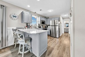 Een koelkast, een microgolfoven, een oven, een kookplaat