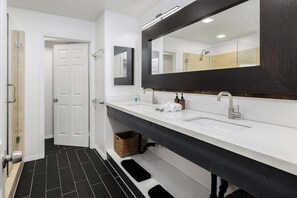 Shower, hair dryer, towels, shampoo - Steps From the Beach & Belmont (San Diego)