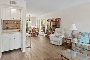 TV - ⭐100yds 2 Beach- Complex Pool-2 Balconies-2BR Gulf Winds East #36⭐ (Miramar Beach)