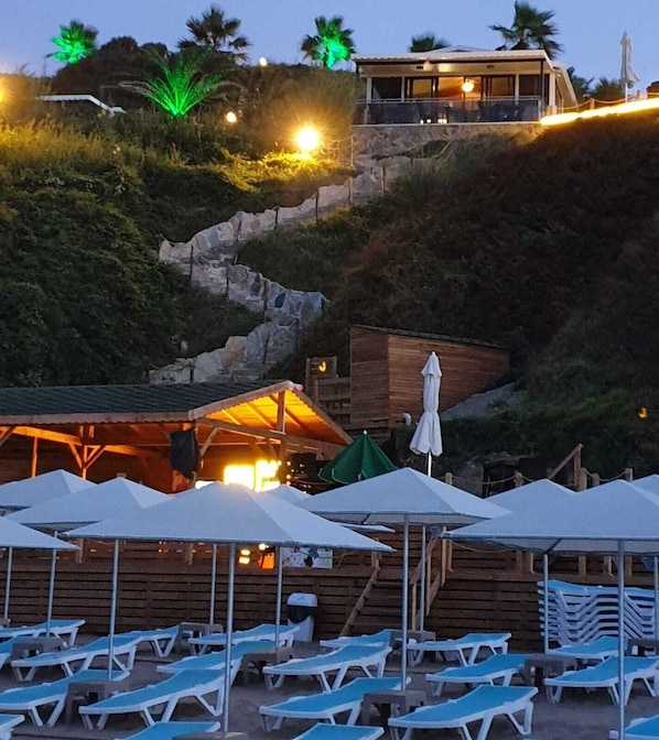 Plage privée, cabines gratuites, navette pour la plage, chaises longues