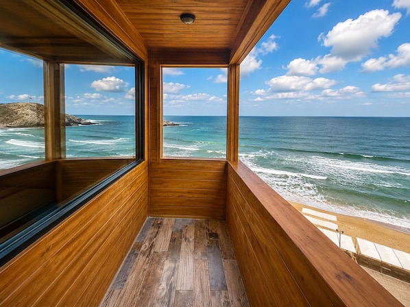 A wooden cabin with large windows overlooking the ocean. - PALM BEACH ŞİLE (Sile)