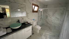 Suite estándar, 1 cama Queen size y sofá cama, vista parcial al océano | Baño | Regadera, secadora de cabello, toallas, jabón 