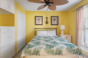 Master bedroom - ⭐Across St from Beach Access-FAB Gulf Views-Pool+Hot Tub-Summer Breeze 103⭐ (Miramar Beach)