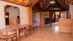 6 bedrooms, iron/ironing board, WiFi, bed sheets
