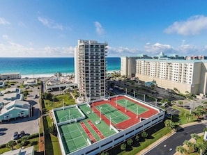 Un hôtel de grande hauteur doté d’un complexe de courts de tennis.