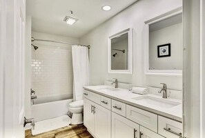 Douche, séchoir à cheveux, serviettes fournies