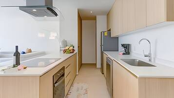 Kühlschrank, Mikrowelle, Kochgeschirr/Geschirr/Besteck