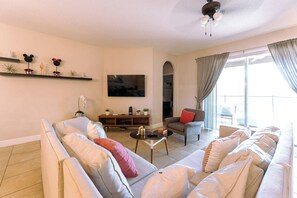 TV, video games - Favourite Days Villa (Davenport)