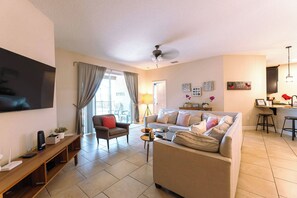 TV, video games - Favourite Days Villa (Davenport)