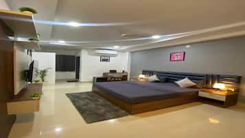 Studio, City View | In-room safe, desk, laptop workspace, blackout curtains