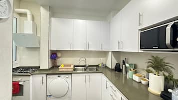 Refrigerador con freezer, microondas, placa de cocina, tostadora