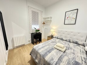 Double Room, Shared Bathroom - Nuevo Roger (Barcelona)