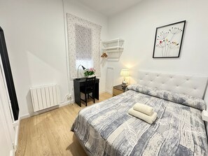 Double Room, Shared Bathroom - Nuevo Roger (Barcelona)