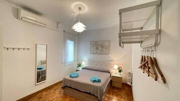 Tabla de planchar con plancha, wifi gratis y ropa de cama