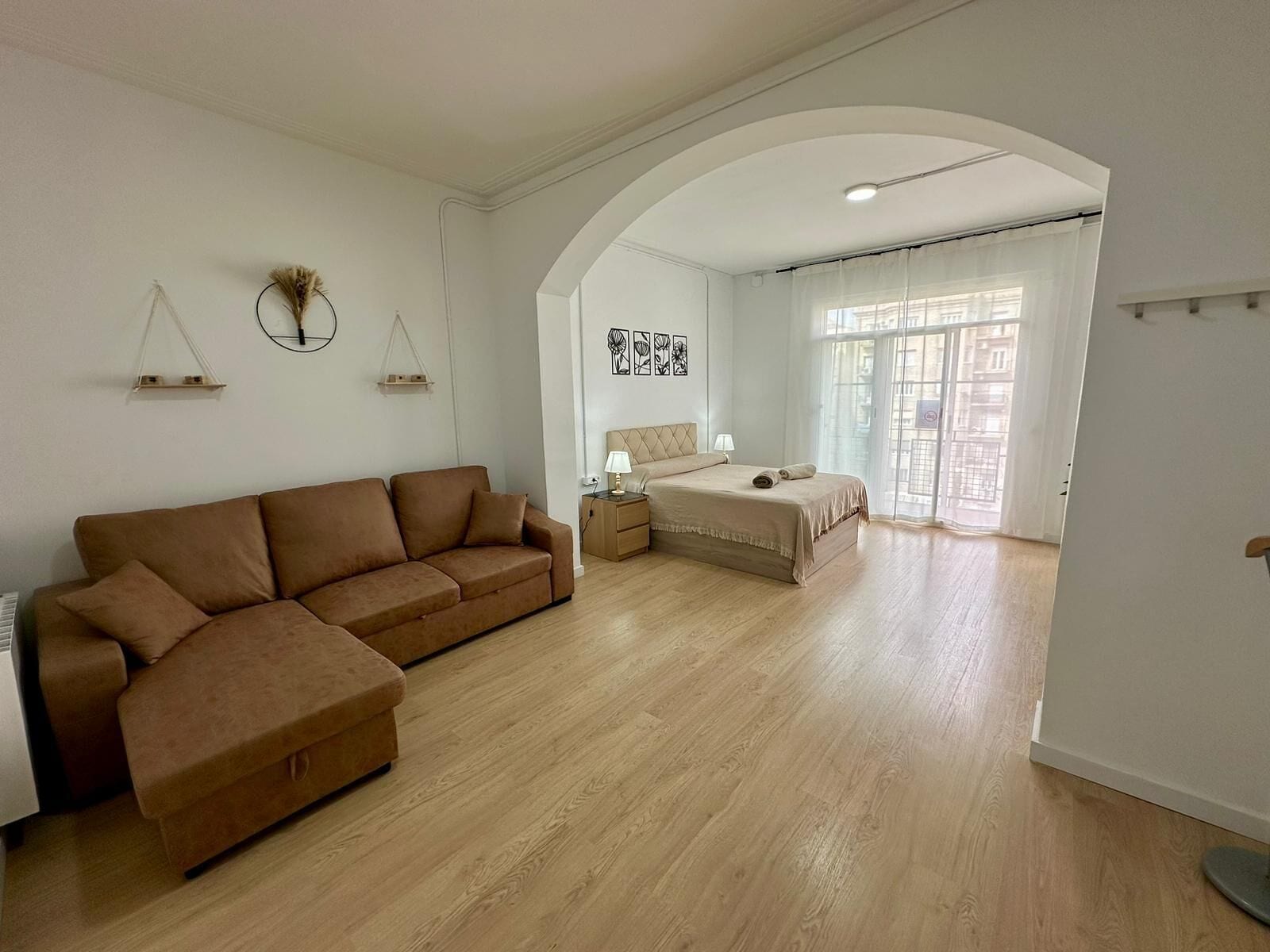 Habitación cuádruple clásica, baño compartido | Tabla de planchar con plancha, wifi gratis y ropa de cama 