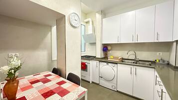 Refrigerador con freezer, microondas, placa de cocina, tostadora