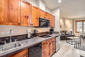 Mikrobølgeovn, kokeplater, oppvaskmaskin og kaffetrakter/tekoker