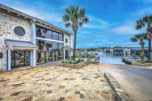 Chic 3BDR for 6 with Pool & Hot Tub, Overlooks Marina