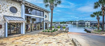 Chic 3BDR for 6 with Pool & Hot Tub, Overlooks Marina