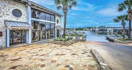 Chic 3BDR for 6 with Pool & Hot Tub, Overlooks Marina